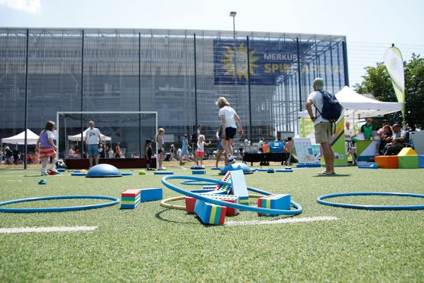 Kinder machen Sport; im Hintergrund die Merkur Spielarena